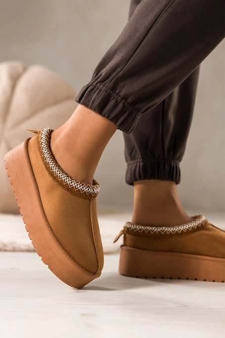 Camelowe kapcie damskie z futerkiem na platformie ozdobne obszycie Casu XU-17