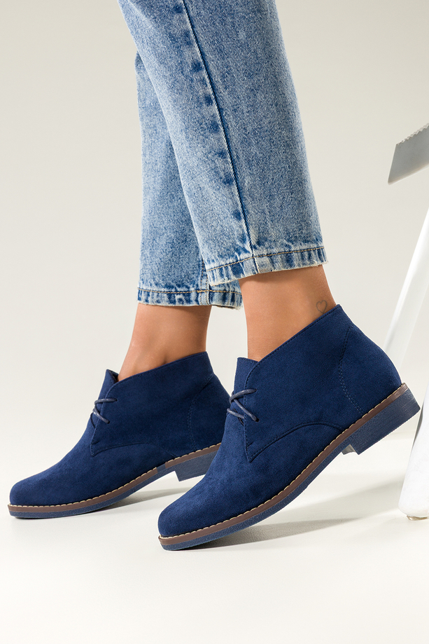 Granatowe botki damskie na płaskiej podeszwie z przeszyciami sznurowane Casu 8997-3