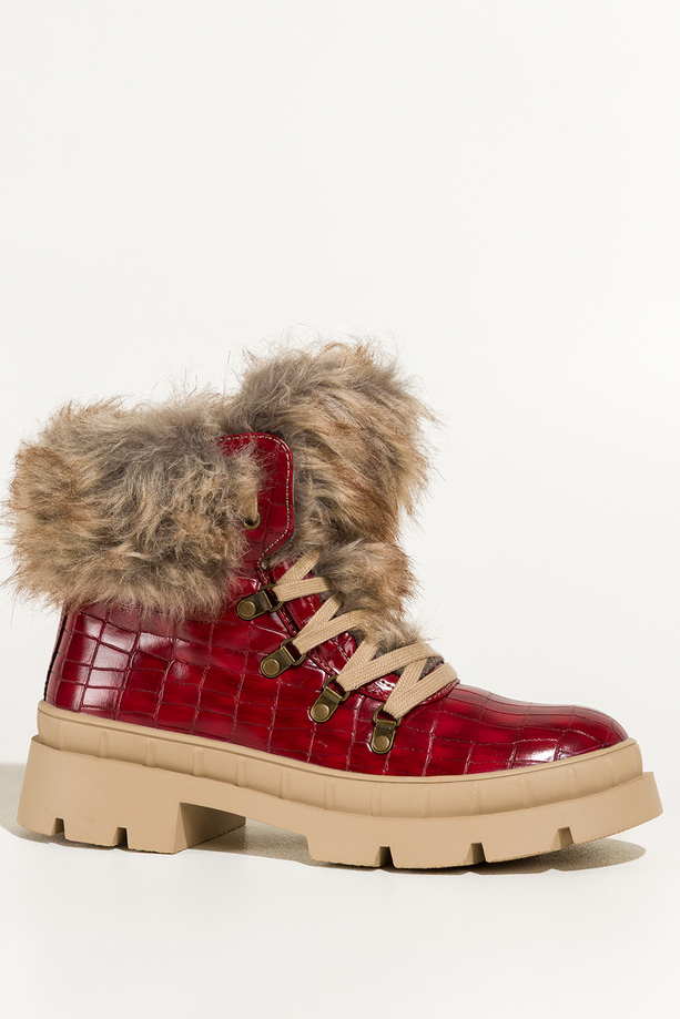 Czerwone botki śniegowce damskie trapery na bieżnikowanej platformie wykończone futerkiem krokodyli wzór sznurowane Carla TW-GO54