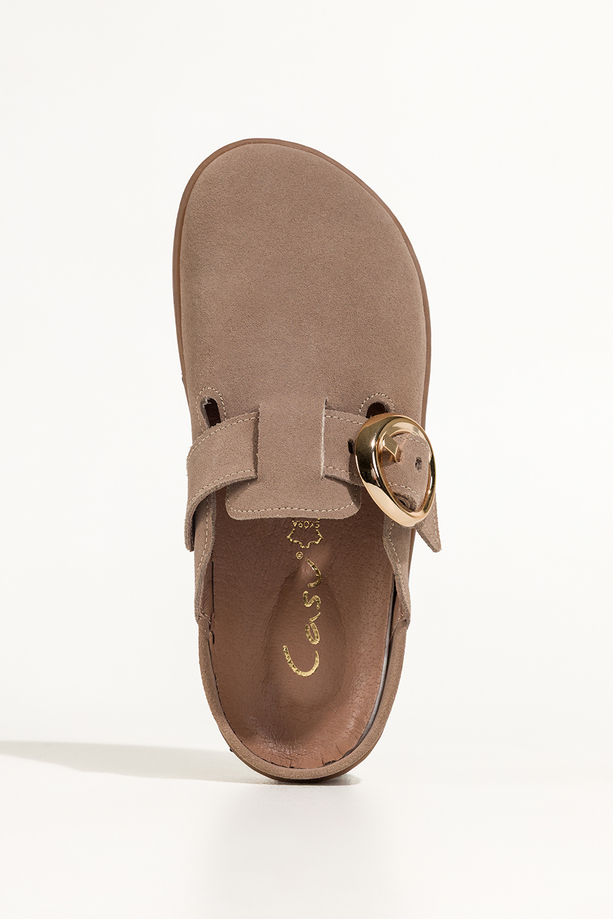 Beżowe klapki barefoot skórzane damskie szerokie na elastycznej płaskiej podeszwie wycięta cholewka pasek ze złotą klamrą PRODUKT POLSKI Casu 89787