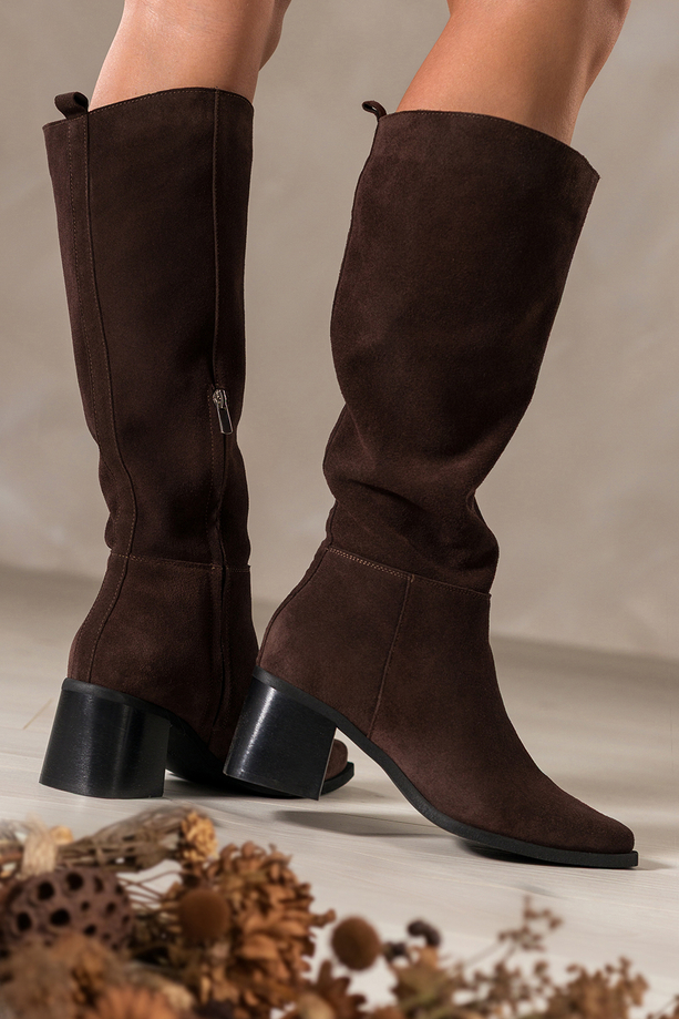 Czekoladowe kozaki skórzane damskie zamszowe na klocku szeroka cholewka PRODUKT POLSKI Casu 6997-496