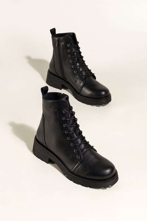 Czarne botki skórzane damskie Sergio Leone na bieżnikowanej platformie ozdobne przeszycia na cholewce sznurowane GI74295-H