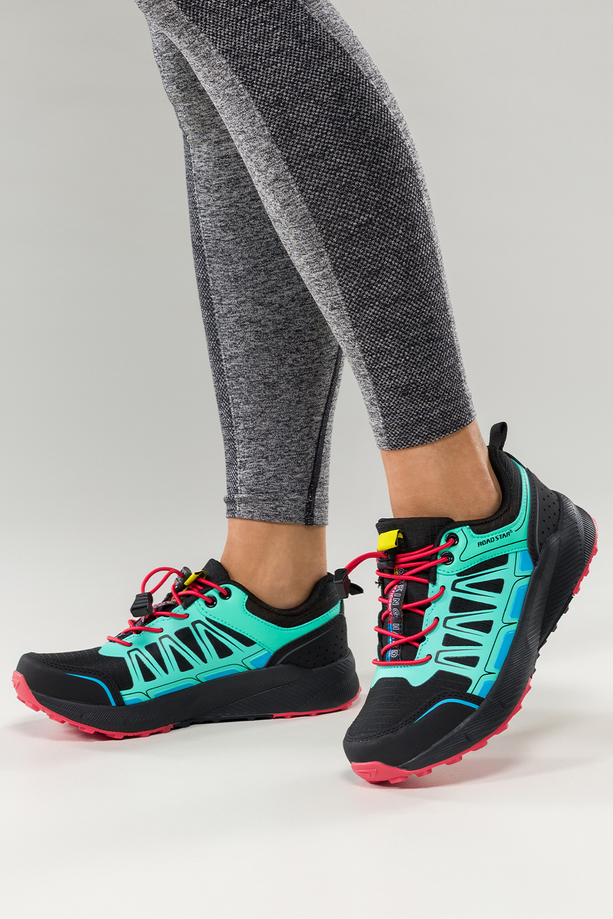 Czarne buty sportowe trekkingowe damskie na bieżnikowanej podeszwie z regulowaną elastyczną sznurówką pistacjowe wstawki Casu 2505-7W