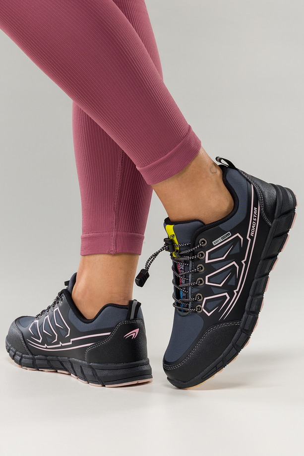 Czarne buty trekkingowe damskie buty sportowe na bieżnikowanej podeszwie z regulowaną elastyczną sznurówką różowe wstawki softshell Casu 2309-9W
