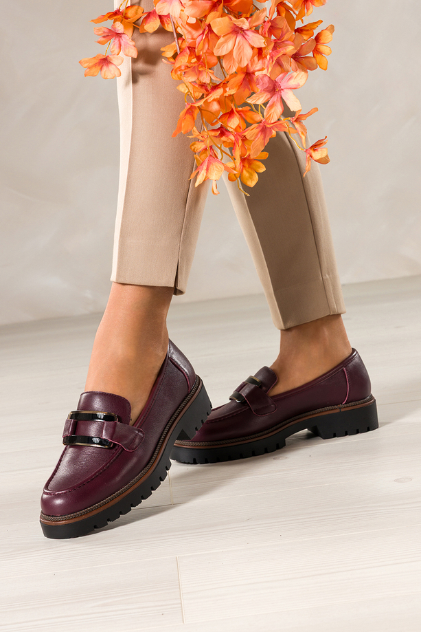 Bordowe mokasyny skórzane damskie Sergio Leone na bieżnikowanej podeszwie czarna ozdoba na cholewce NP74833-H