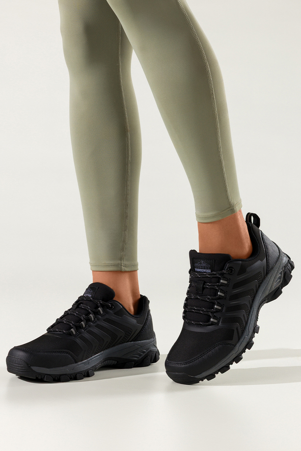 Czarne buty trekkingowe damskie buty sportowe softshell na bieżnikowanej podeszwie szare wstawki sznurowane Carla EY82933-8