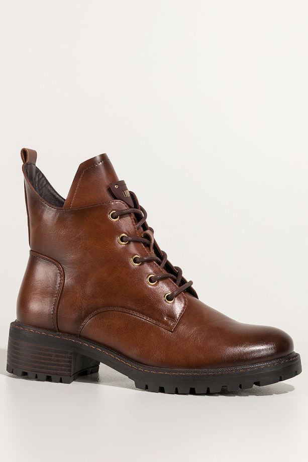 Brązowe botki damskie z wyciętą cholewką na bieżnikowanej podeszwie brązowa ozdoba na języku Casu CB340-7