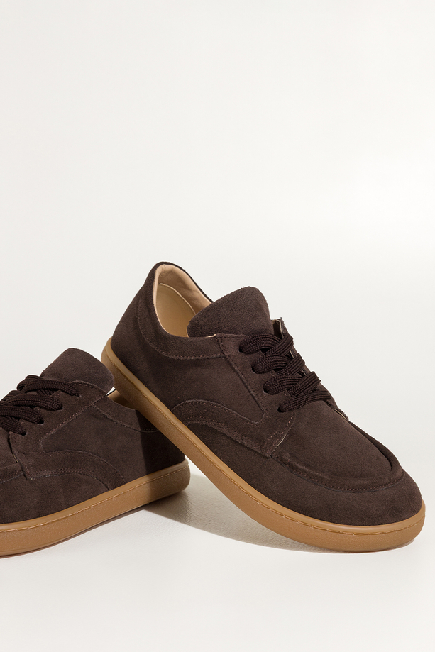 Czekoladowe półbuty barefoot skórzane zamszowe damskie szerokie na elastycznej płaskiej podeszwie cholewka z przeszyciami sznurowane PRODUKT POLSKI Casu M8669