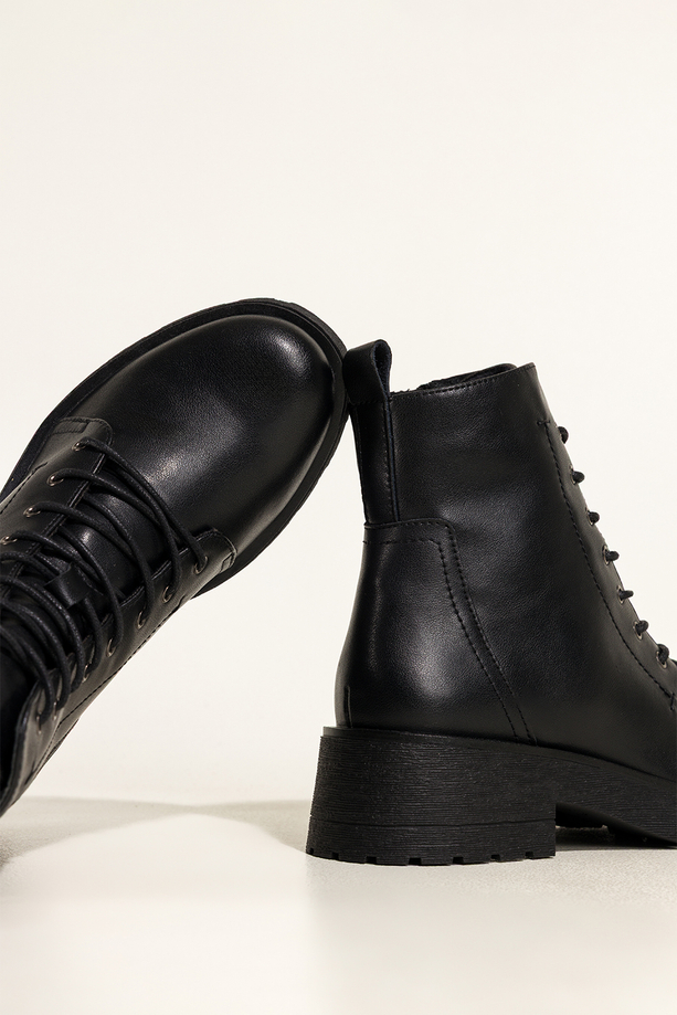 Czarne botki skórzane damskie Sergio Leone na bieżnikowanej platformie ozdobne przeszycia na cholewce sznurowane GI74295-H