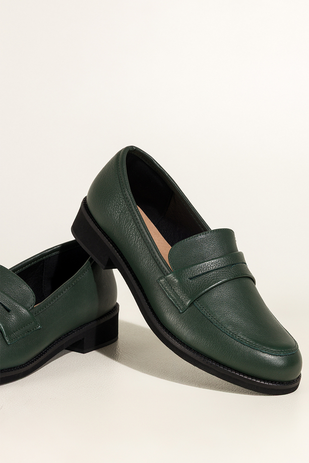 Zielone mokasyny skórzane damskie Sergio Leone na niskim szerokim obcasie ozdobny pasek na cholewce NP74887-H