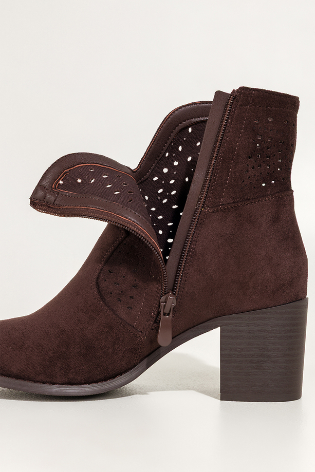 Czekoladowe botki damskie ażurowe na słupku wycięta cholewka Carla S749-3