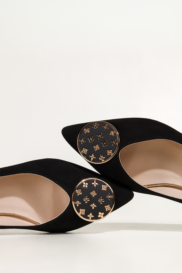 Czarne baleriny skórzane damskie na niskim obcasie ze złotym akcentem złota ozdoba PRODUKT POLSKI Casu 6932-699