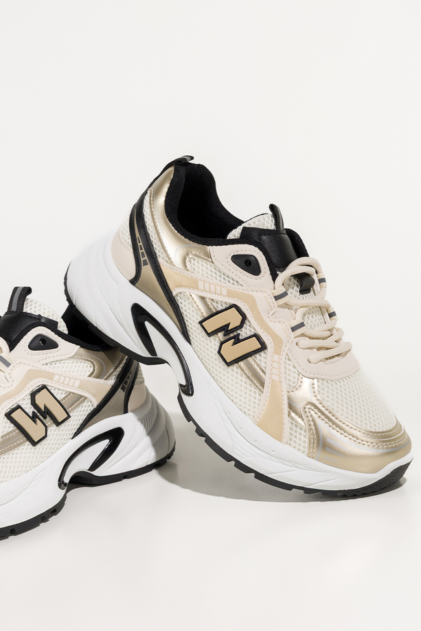 Kremowe sneakersy damskie buty sportowe z perforacją na białej bieżnikowanej platformie złote i beżowe wstawki sznurowane Casu BB-853
