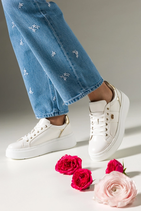 Białe sneakersy damskie sportowe buty na platformie sznurowane złota ozdoba skórzana wkładka Casu JW25X9-W