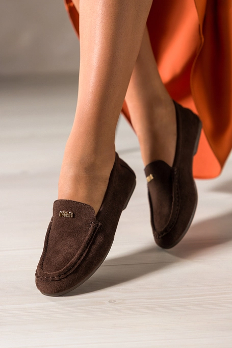 Czekoladowe mokasyny damskie półbuty płaskie ze złotą ozdobą skórzana wkładka Carla G341K