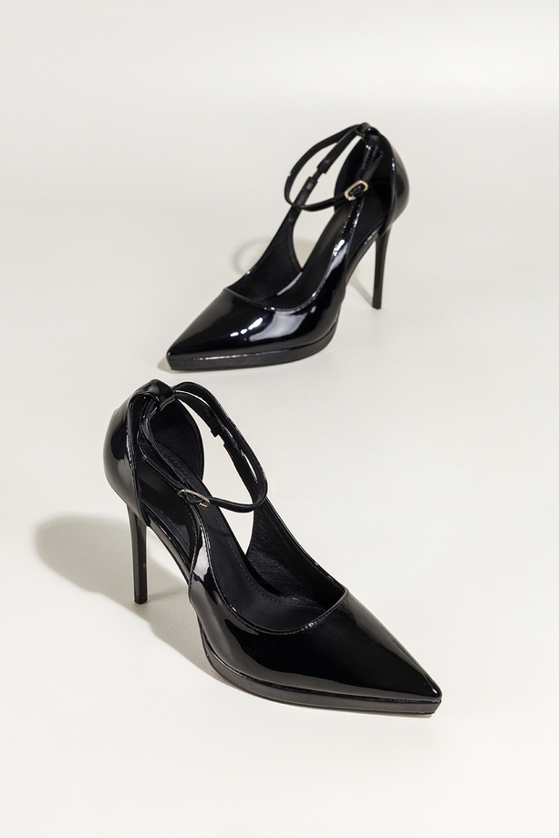 Czarne czółenka damskie szpilki lakierowane wycięcia na cholewce pasek wokół kostki Carla OV853K