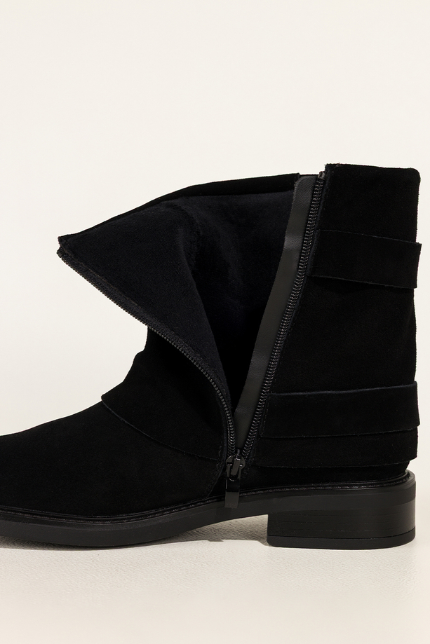 Czarne botki skórzane damskie z szeroką cholewką Sergio Leone niski obcas regulowane paski na cholewce YG74443-H