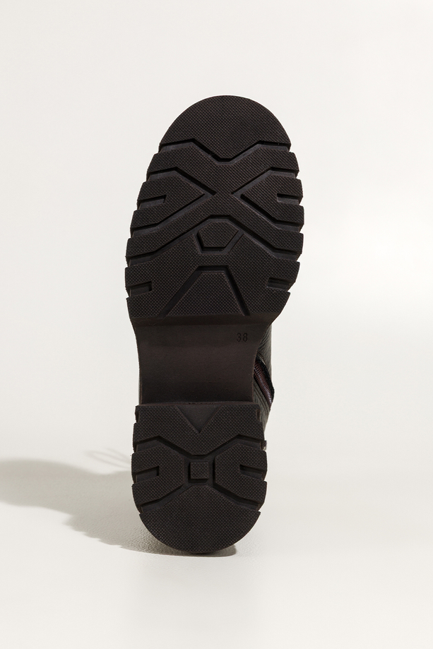 Czarne botki skórzane damskie na bieżnikowanej czekoladowej podeszwie sznurowane PRODUKT POLSKI Casu 8097