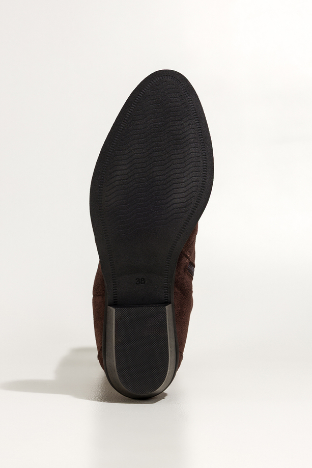 Czekoladowe kozaki skórzane damskie kowbojki zamszowe na ściętym klocku wycięta cholewka z ozdobnymi paskami PRODUKT POLSKI Casu 7000-496