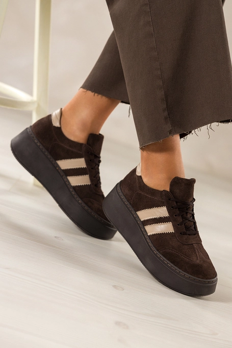 Czekoladowe sneakersy skórzane damskie buty sportowe na platformie beżowe wstawki sznurowane PRODUKT POLSKI Casu 5967