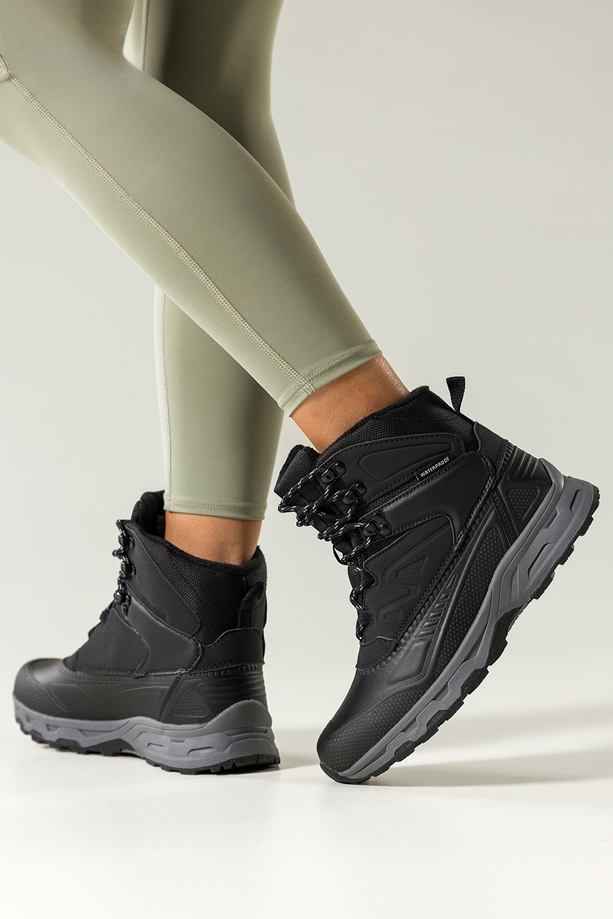 Czarne buty sportowe trekkingowe damskie wodoodporne na bieżnikowanej podeszwie sznurowane Casu 7688-8D