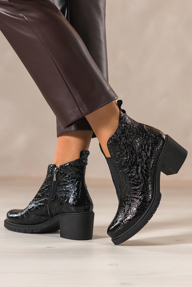 Czarne botki skórzane damskie lakierowane z wzorem obcas klocek szeroka elastyczna guma na przodzie PRODUKT POLSKI Casu 376