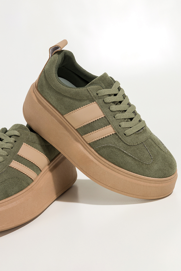 Zielone sneakersy damskie creepersy na platformie beżowe wstawki sznurowane Carla 9156