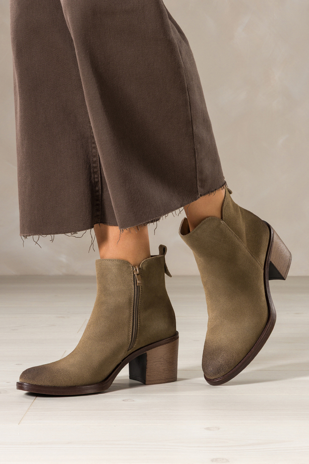 Ciemnobeżowe botki skórzane damskie Sergio Leone obcas klocek przeszyta cholewka YG74678-H