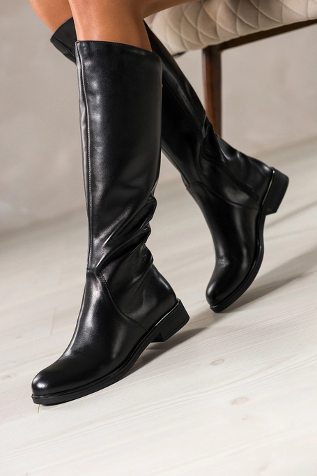 Czarne kozaki skórzane damskie przed kolano na niskim ozdobnym klocku PRODUKT POLSKI Casu 29849