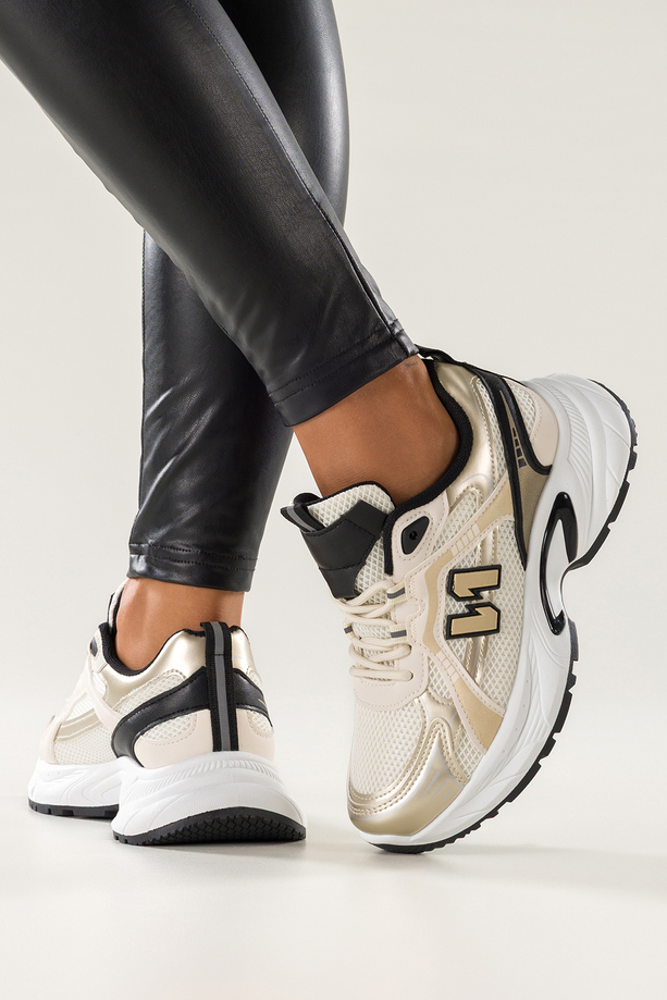 Kremowe sneakersy damskie buty sportowe z perforacją na białej bieżnikowanej platformie złote i beżowe wstawki sznurowane Casu BB-853