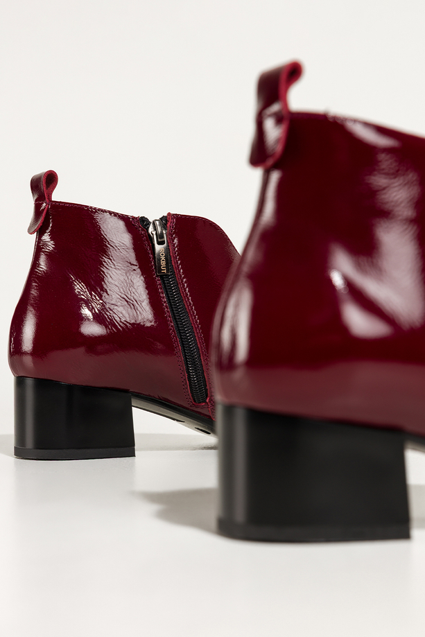 Bordowe botki skórzane damskie lakierowane obcas klocek elastyczna guma na przodzie srebrna ozdoba PRODUKT POLSKI Casu 378-L