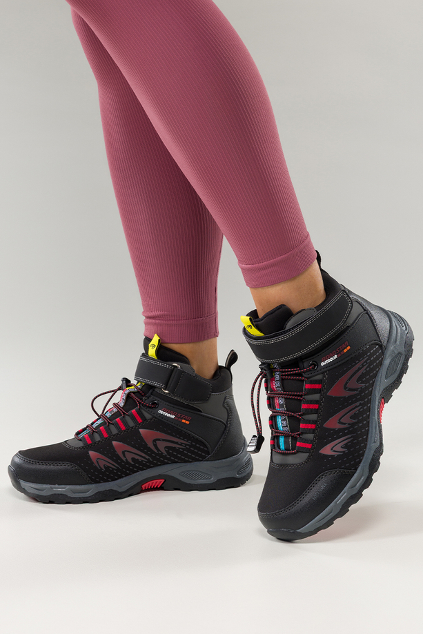 Czarne buty trekkingowe damskie na bieżnikowanej podeszwie z regulowaną elastyczną sznurówką czerwone wstawki softshell Casu 2310-3W