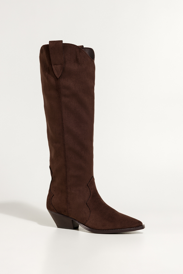 Czekoladowe kozaki damskie kowbojki z szeroką cholewką na ściętym klocku Casu 0361