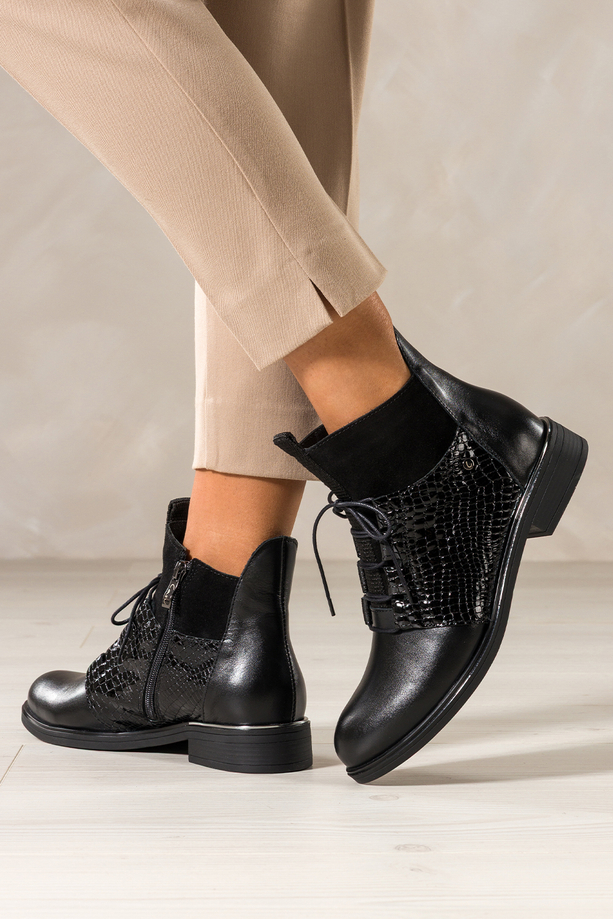 Czarne botki skórzane damskie płaskie wstawki lakierowane z wzorem wężowym sznurowane PRODUKT POLSKI Casu 39476