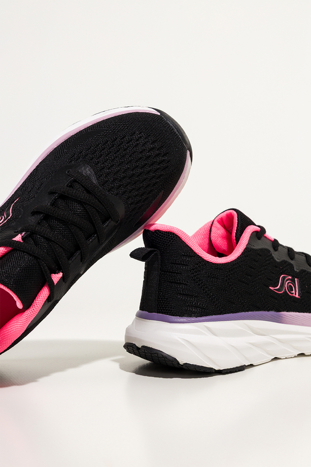 Czarne sneakersy damskie buty sportowe z perforacją na białej żłobionej platformie różowe wstawki sznurowane Carla QP-0618-4