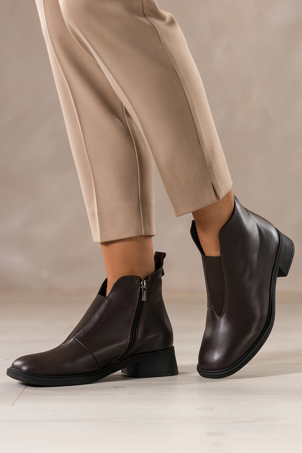 Czekoladowe botki skórzane damskie na niskim obcasie wycięta cholewka z elastyczną gumą PRODUKT POLSKI Casu 380