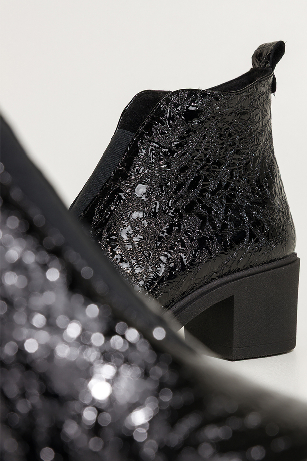 Czarne botki skórzane damskie lakierowane z wzorem obcas klocek szeroka elastyczna guma na przodzie PRODUKT POLSKI Casu 376