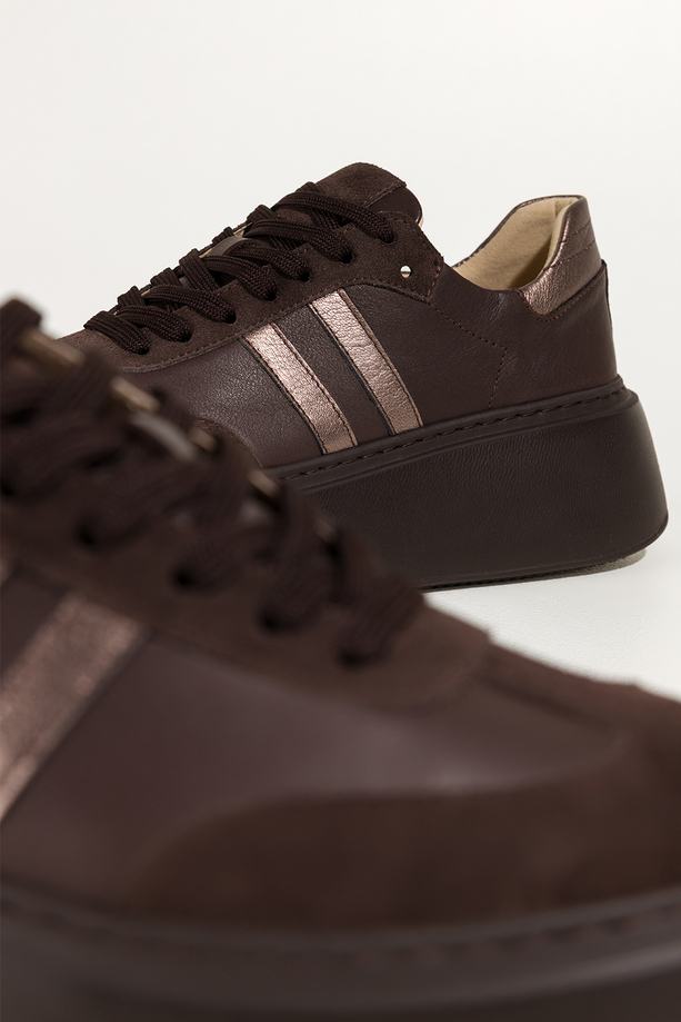 Czekoladowe sneakersy skórzane damskie buty sportowe na platformie z miedzianymi wstawkami sznurowane PRODUKT POLSKI Casu M8931H89
