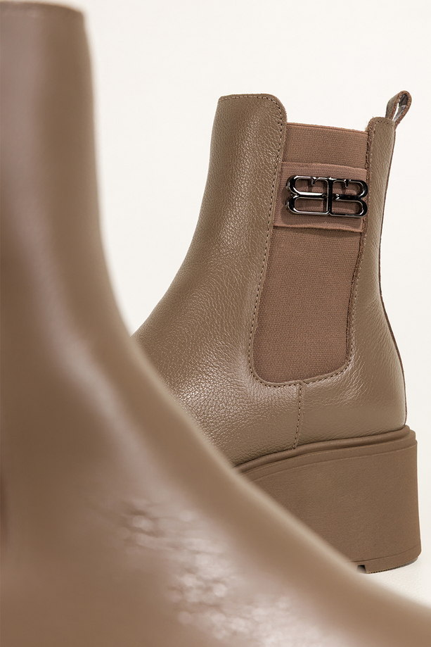 Ciemnobeżowe botki skórzane damskie na bieżnikowanej platformie guma w cholewce stalowa ozdoba PRODUKT POLSKI Casu 39501