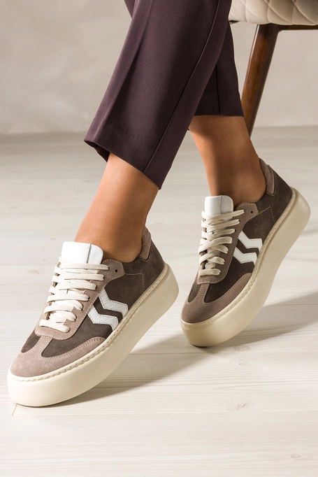 Brązowe sneakersy skórzane damskie buty sportowe na platformie z białymi i beżowymi wstawkami sznurowane PRODUKT POLSKI Casu M8763H6