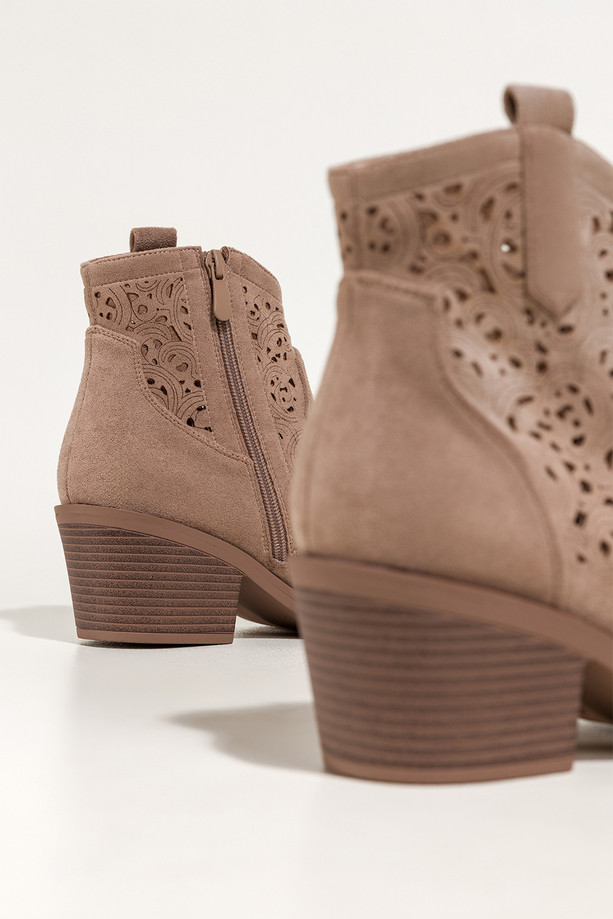 Beżowe botki damskie kowbojki ścięty obcas klocek ażurowa cholewka Carla S7477-7