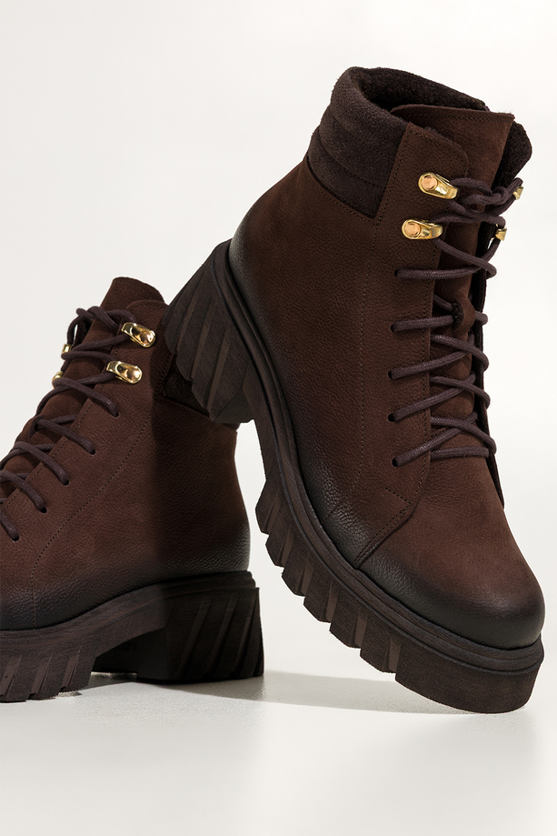 Czekoladowe botki skórzane damskie nubukowe na bieżnikowanej czekoladowej podeszwie sznurowane PRODUKT POLSKI Casu 8097