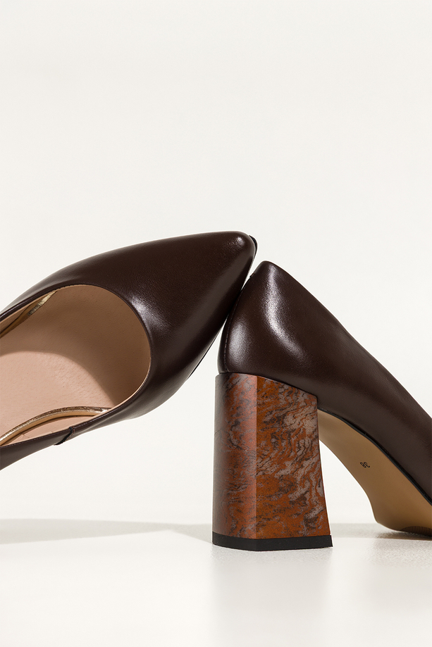 Czekoladowe czółenka skórzane damskie na ozdobnym szerokim klocku z wzorem PRODUKT POLSKI Casu 6906-704