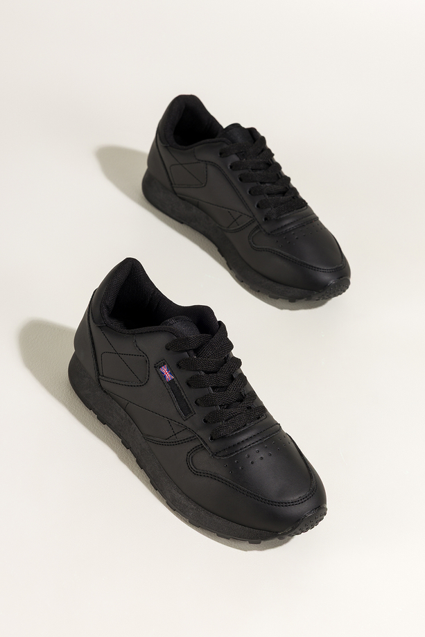 Czarne sneakersy damskie buty sportowe sznurowane Carla 8210-8