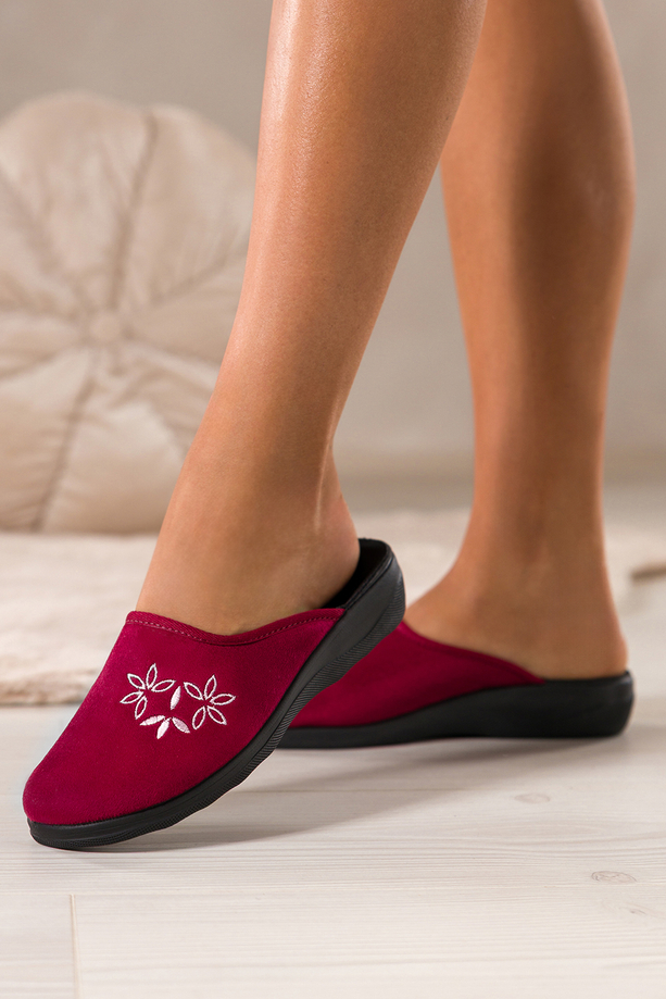 Bordowe kapcie damskie Inblu obuwie domowe z haftowanymi kwiatami XF99994S