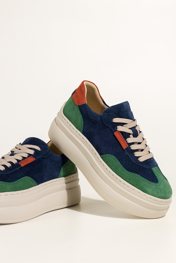 Granatowe sneakersy skórzane damskie buty sportowe na platformie z zielonymi i rudymi wstawkami sznurowane PRODUKT POLSKI Casu M8730H6