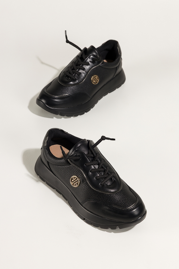 Czarne sneakersy damskie buty sportowe na platformie elastyczne sznurówki złota ozdoba skórzana wkładka Carla QN0780-8