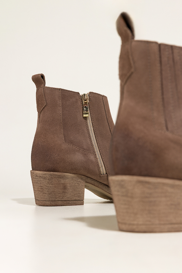 Ciemnobeżowe botki skórzane damskie kowbojki na szerokim ściętym klocku guma w cholewce PRODUKT POLSKI Casu 39455