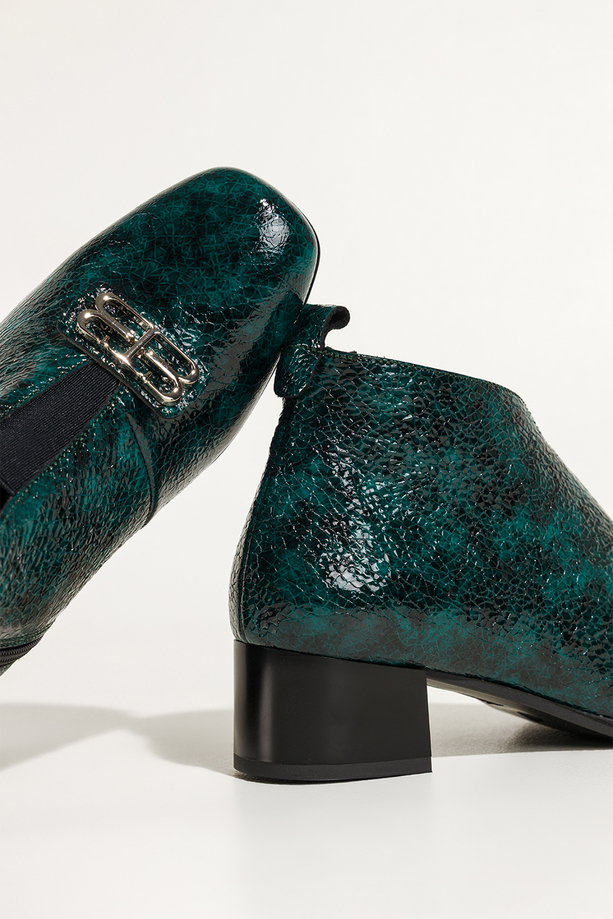 Zielone botki skórzane damskie lakierowane wzór wężowy obcas klocek elastyczna guma na przodzie srebrna ozdoba PRODUKT POLSKI Casu 378-L