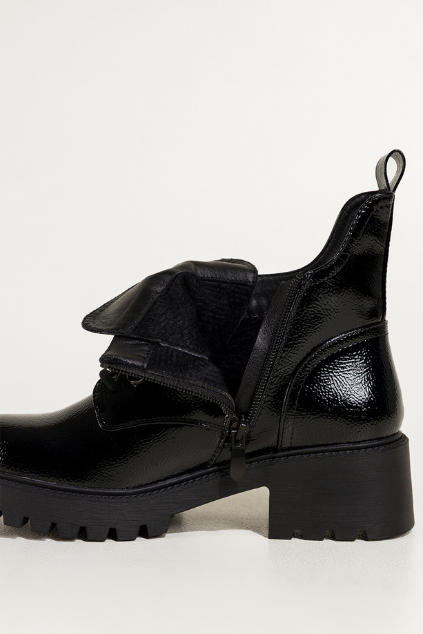 Czarne botki damskie lakierowane na bieżnikowanej platformie ozdobny owad na języku sznurowane Casu NW2399-8